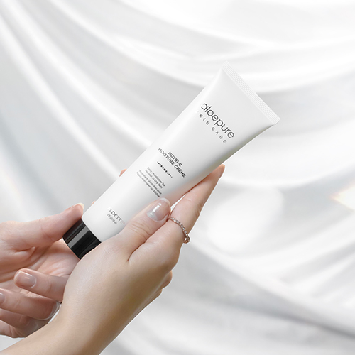 Nutri-C_Moisture_Creme_+_Hands.jpg
